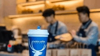 瑞幸咖啡小孔怎么喝图解 瑞幸咖啡杯盖子上的卡扣怎么打开 luckin coffee杯盖2个孔的好处-图片5