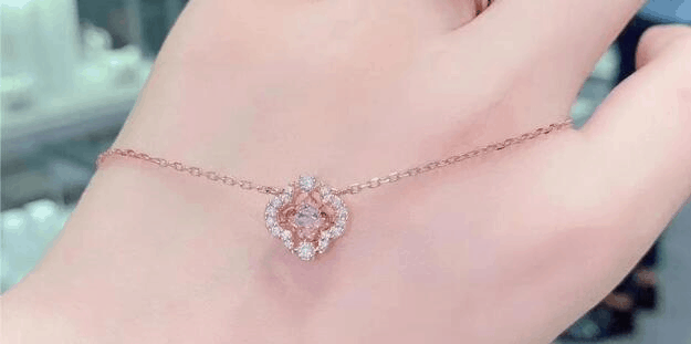比美国站便宜￥100+！Swarovski施华洛世奇折扣码2026 新款四叶草花朵跳动的心6折AU.5（约400元）优惠码-图片1