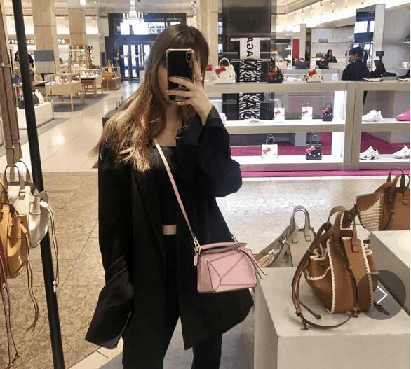 SSENSE折扣码2026 LOEWE 经典mini款樱花粉Puzzle包56折HK04（约8150元）优惠码-图片1
