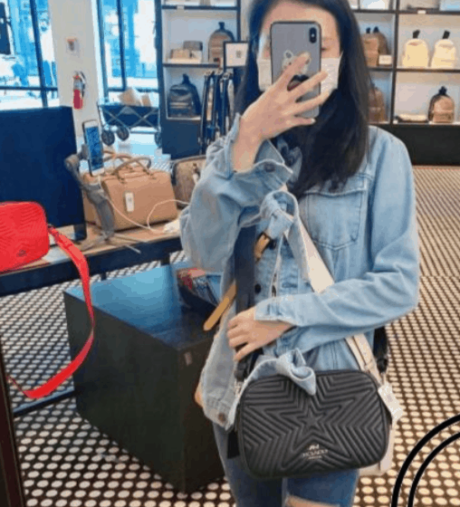 COACH折扣码2026 COACH蔻驰Jes星星图案小羊皮相机包3折8.4优惠码，红色款降价！-图片2